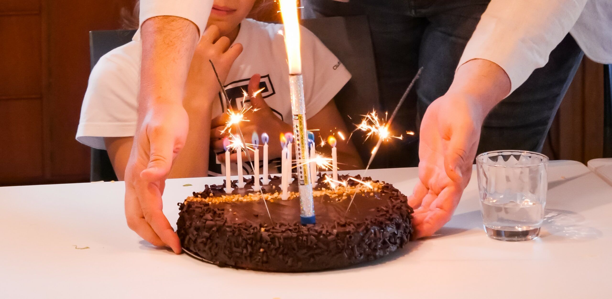 Kids Birthday organisation, cake, gift, happy children Chamonix