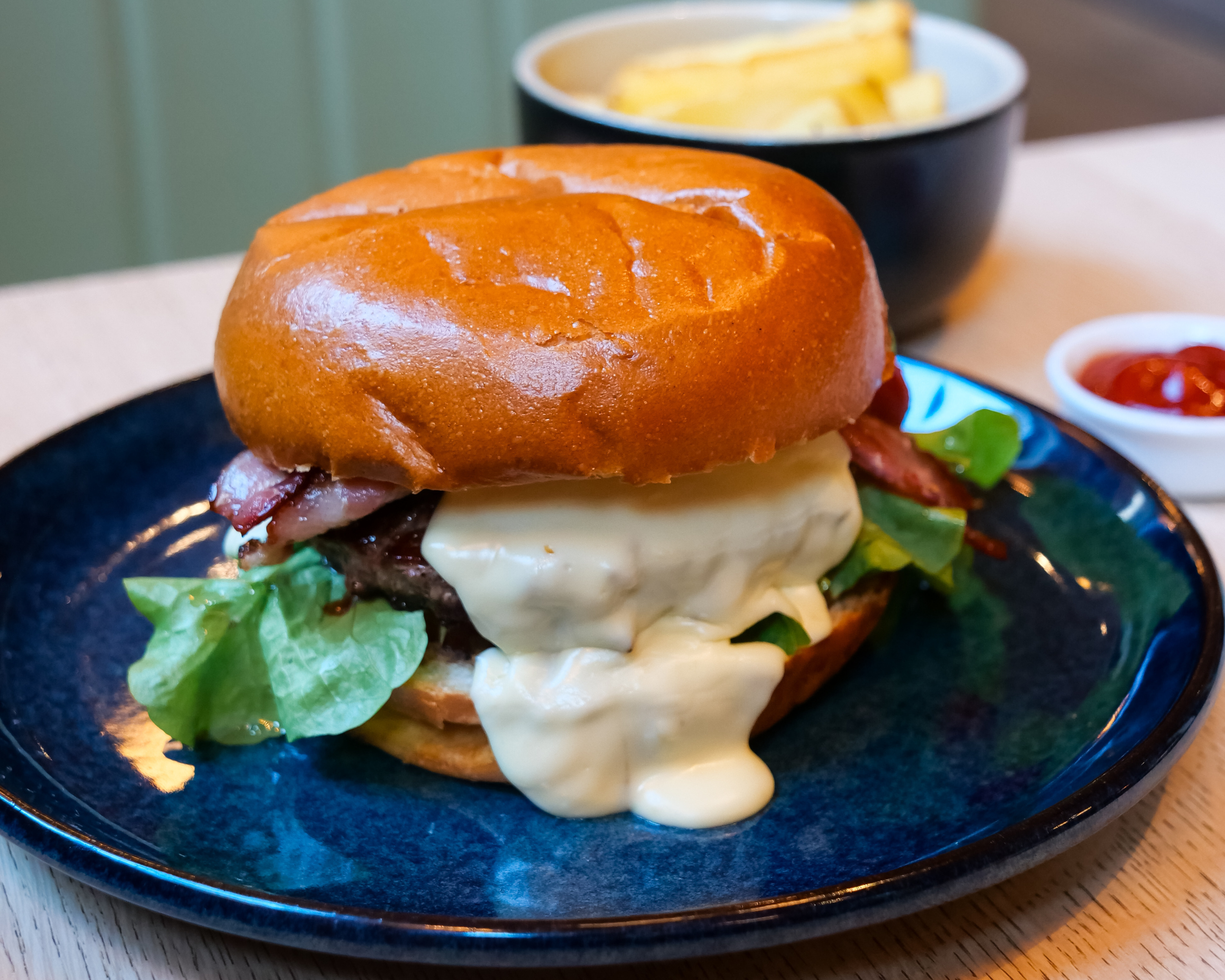 Burger Angus au bacon Reblochon + frites